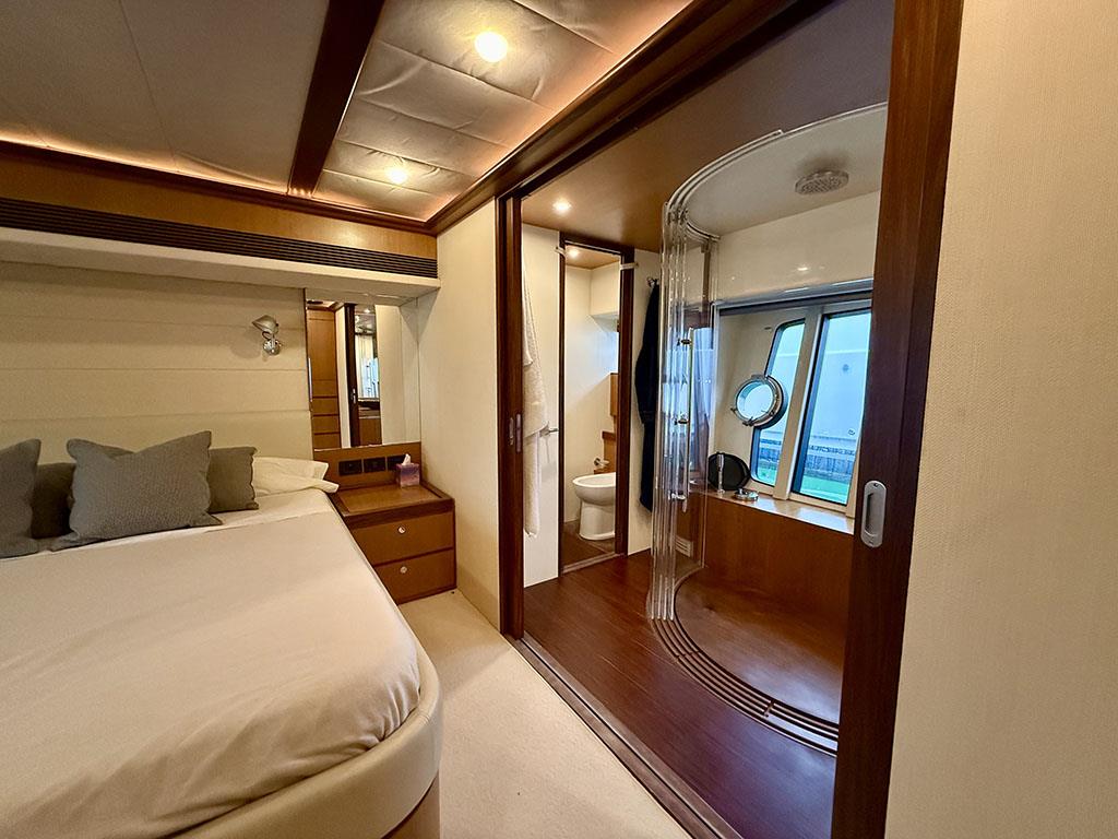 2005 FERRETTI YACHTS 731 